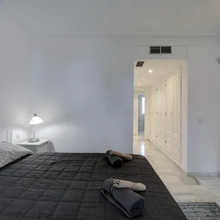 Beautiful Spacious 3 Bedroom Apartment *