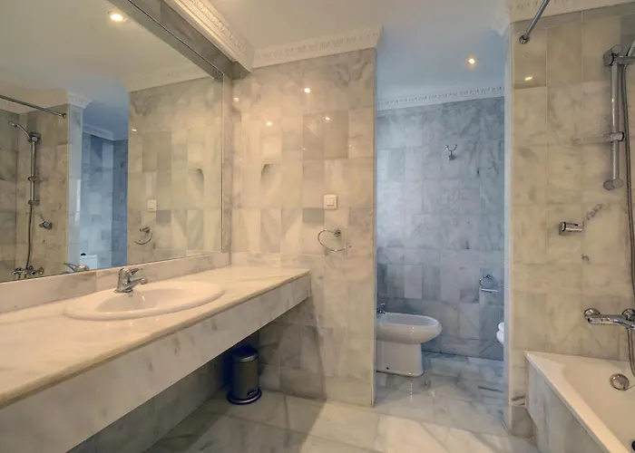 Beautiful Spacious 3 Bedroom *